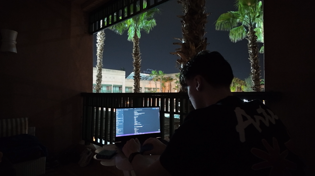 Hugo Basso qui bosse tard le soir depuis son ordinateur portable